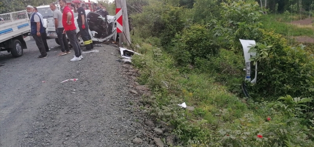 Samsun'da otomobilin aydınlatma direğine çarptığı trafik kazasında 3 kişi yaralandı