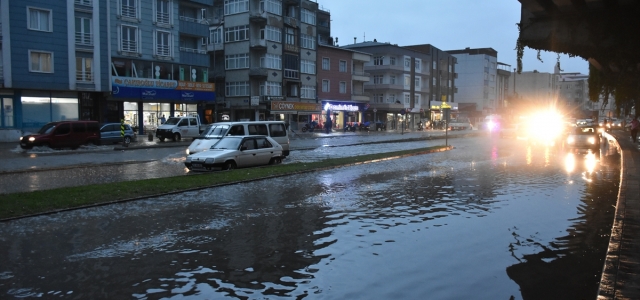 Samsun'da sağanak trafikte aksamaya neden oldu