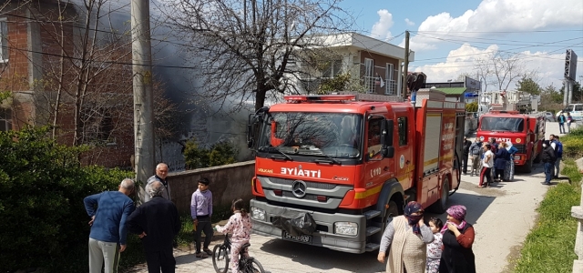 Sapanca'da iki katlı evin verandasında çıkan yangın hasara neden oldu