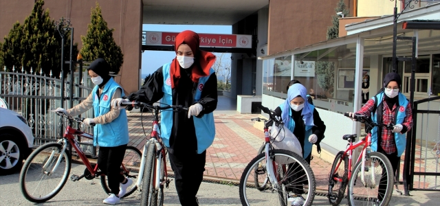 Sinop'ta gönüllü öğrenciler bisikletleriyle evlere iyilik taşıyor