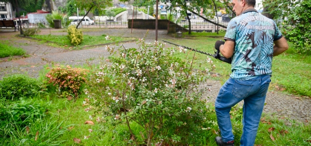 Taşbaşı Parkı’da bakım ve temizlik için çalışması