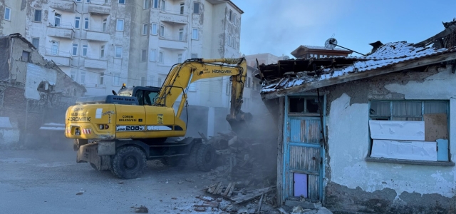 Tehlike arz eden metruk binalar yıkılıyor