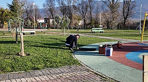 Parklar, kavşaklar ve refüjlerde mevsimine uygun yeşillendirme çalışmaları