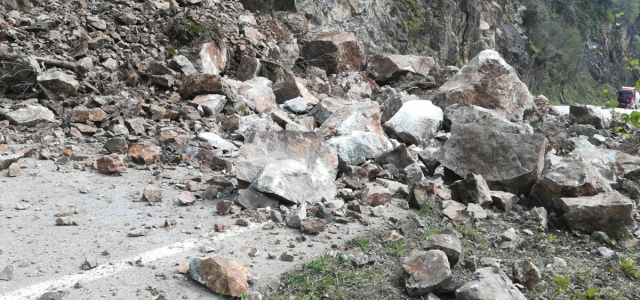 Tirebolu-Kürtün kara yolu toprak kayması nedeniyle ulaşıma kapandı