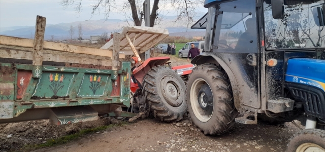 Tokat'ta devrilen traktörün altında kalan sürücü yaralandı