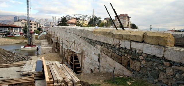 Tokat'taki 770 yıllık Hıdırlık Köprüsü'nde restorasyon çalışmaları sürüyor