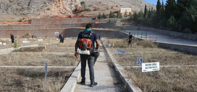 Tüm Mezarlıklarda Temizlik Ve Bakım Çalışmaları Sürüyor