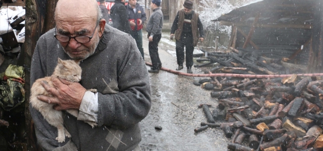 Yangından kedisiyle kurtulan "Ali Dede" köydeki can dostlarını özlüyor