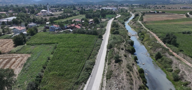 Yerleşim alanı dışında kalan yollar toz ve çamurdan kurtuluyor