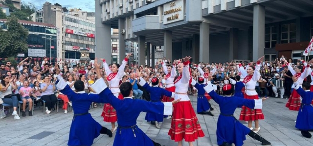 Zonguldak'ta Uluslararası Halk Dansları Rüzgarı Esti