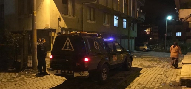 Zonguldak'taki ev yangınında 3 kişi dumandan etkilendi